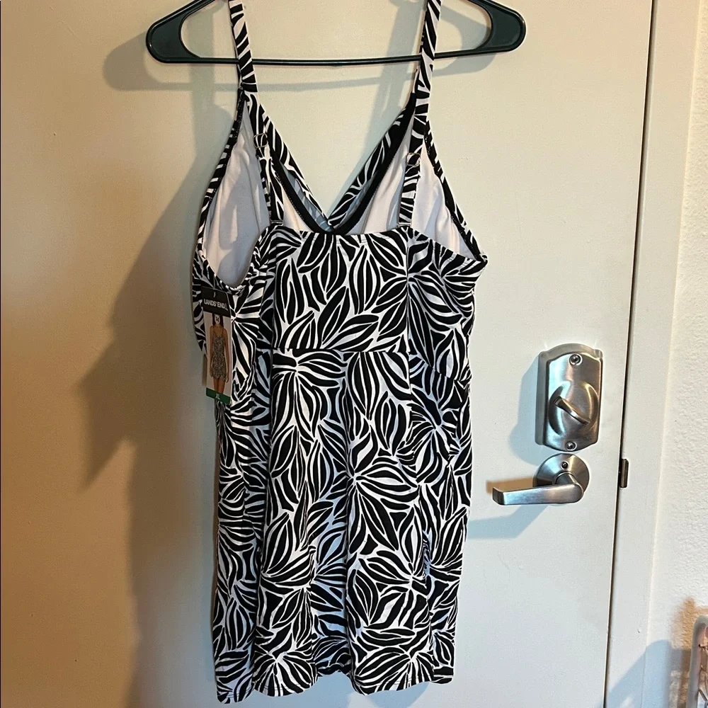 Black & White Leaf-Print V-Neck Swimsuit - Picture 2 of 8